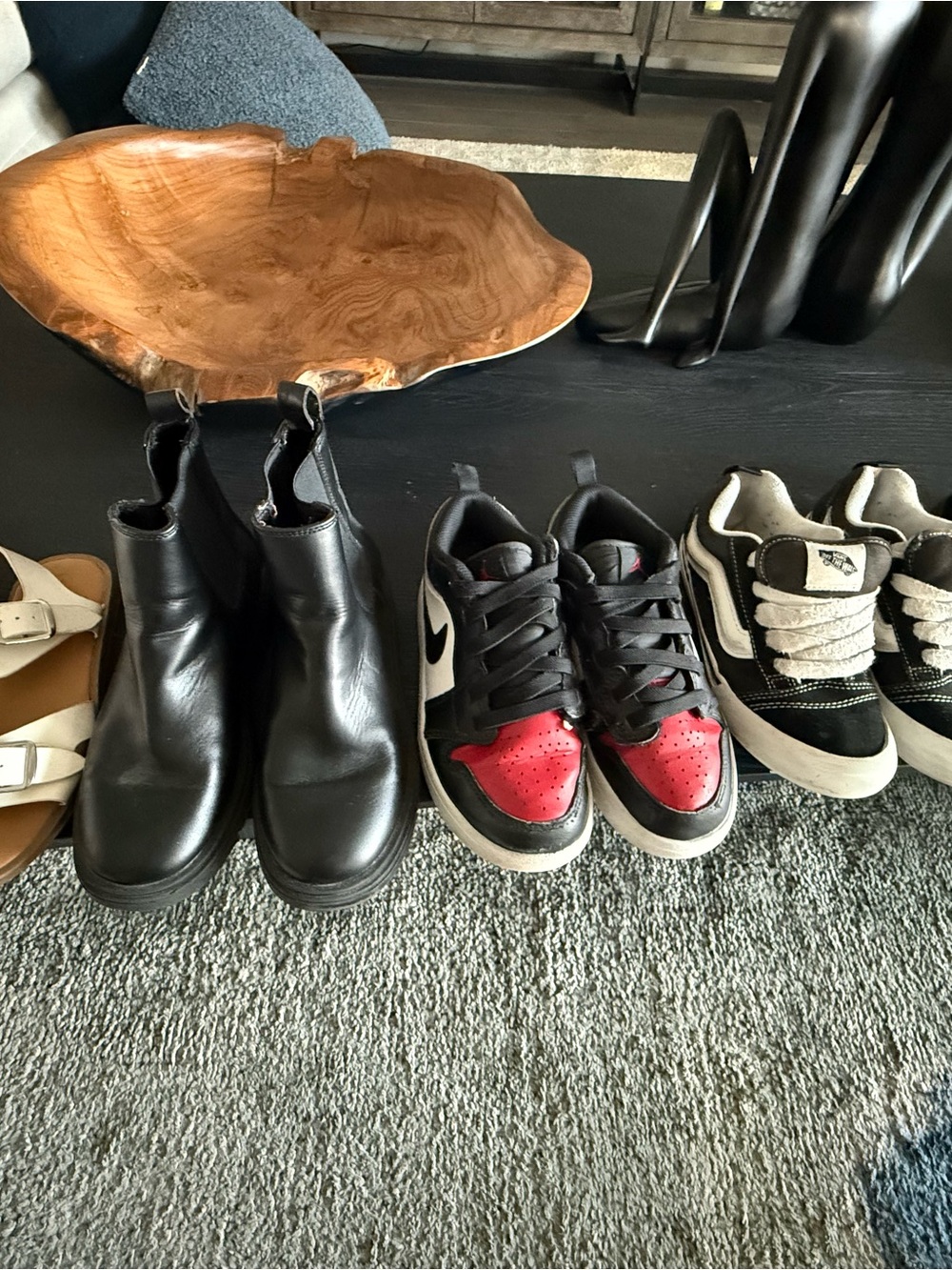 Nike Kids Black and Red Low-Top Sneakers